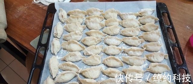 水饺包好后，直接放冰箱就“废了”，教你一招，饺子不开裂不粘连