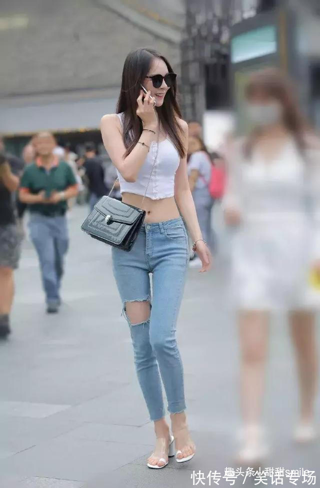 高跟鞋 美女脚上一双个性的简约高跟鞋,满满都是时尚的气息,超级显气质