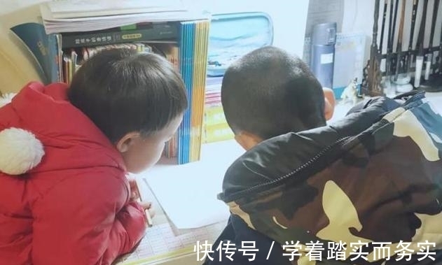 爸爸妈妈|哥哥写作业把妹妹当＂吉祥物＂，网友笑评：妹妹为这个家付出太多