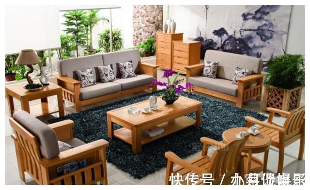 布艺|沙发怎么选？实木、布艺好难选，内行人都建议买它，可别买错