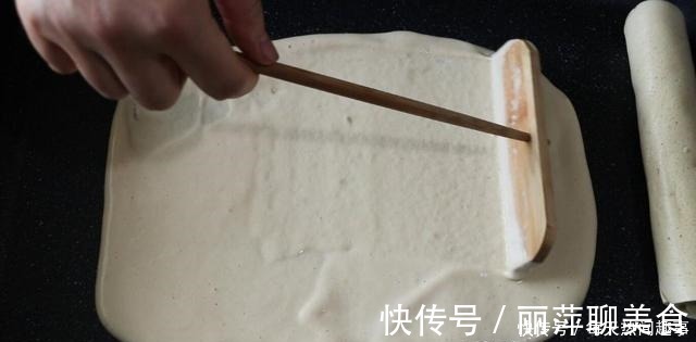 不用烤箱，不用电饭锅，这是用平底锅就能做的蛋糕卷，一次性成功
