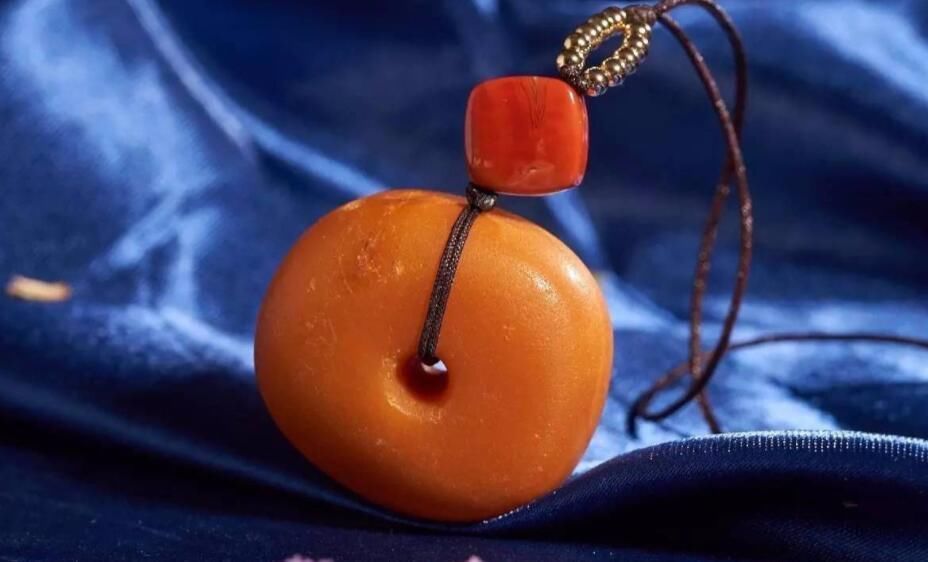 文玩市场上|真正的老蜜蜡长什么样子,为什么质量越好的却越不建议普通人购买