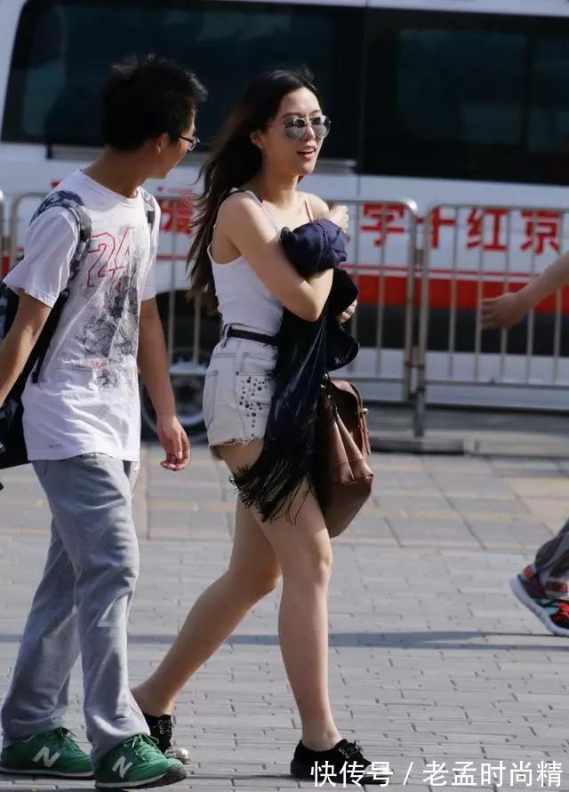 戴着墨镜 街拍：戴着墨镜逛街的长发性感美女一笑时蛮可爱的