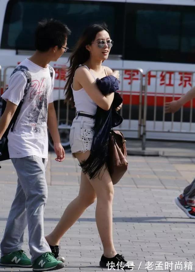 戴着墨镜 街拍:戴着墨镜逛街的长发性感美女一笑时蛮可爱的