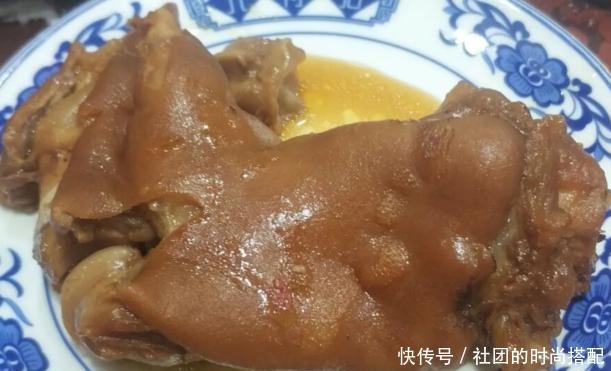 天津这家面馆，招牌菜是炖猪蹄，来吃饭的客人宁可不吃面也要点它