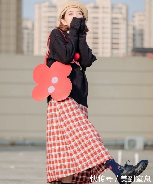 牛仔 今年火了一种穿法叫“毛衣+半身裙”,甜美温柔有格调,谁穿谁美