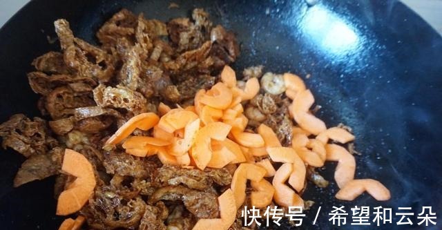 这种让人垂涎欲滴的虾的做法，金牌虾仁面筋，美味可口超好吃！