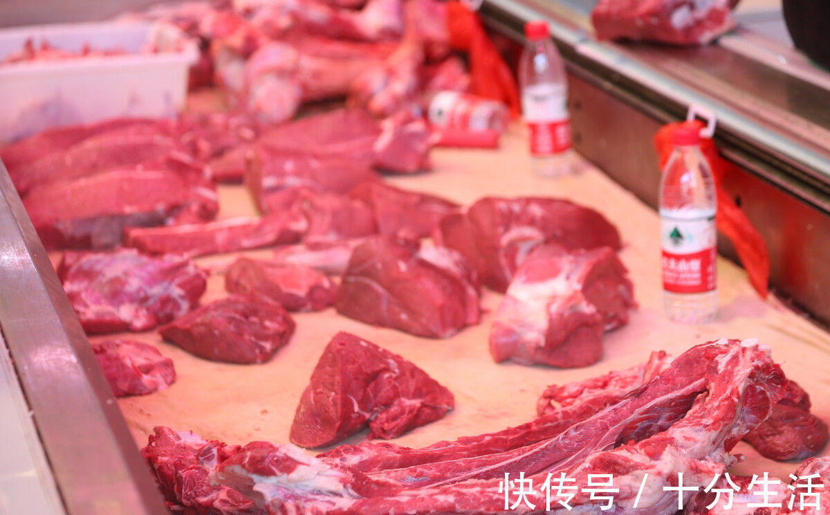 买羊肉时,先看肉皮后看肉,记住4个小窍门,一挑准是新鲜好羊肉