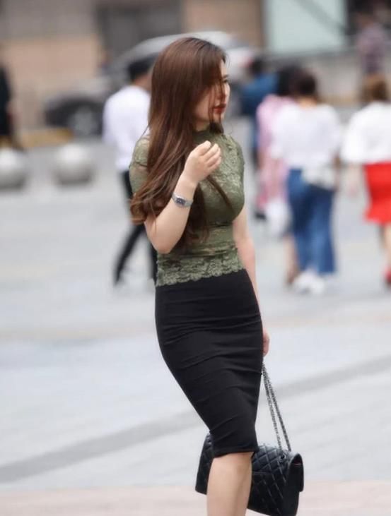 撩人|街拍性感多姿的小姐姐,魅力曲线撩人,白皙长腿超迷人