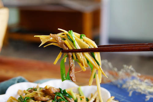 春天到了，2样“春菜”炒一盘，滋味“鲜到家”了，早吃早尝鲜