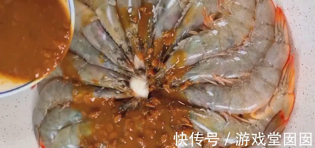 大虾新吃法,搭配口蘑一起焖,香辣味美鲜味独特,准保孩子吃不停