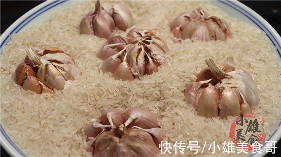 今天才知道,往大米里放6颗大蒜,作用这么厉害,一年省下好多钱