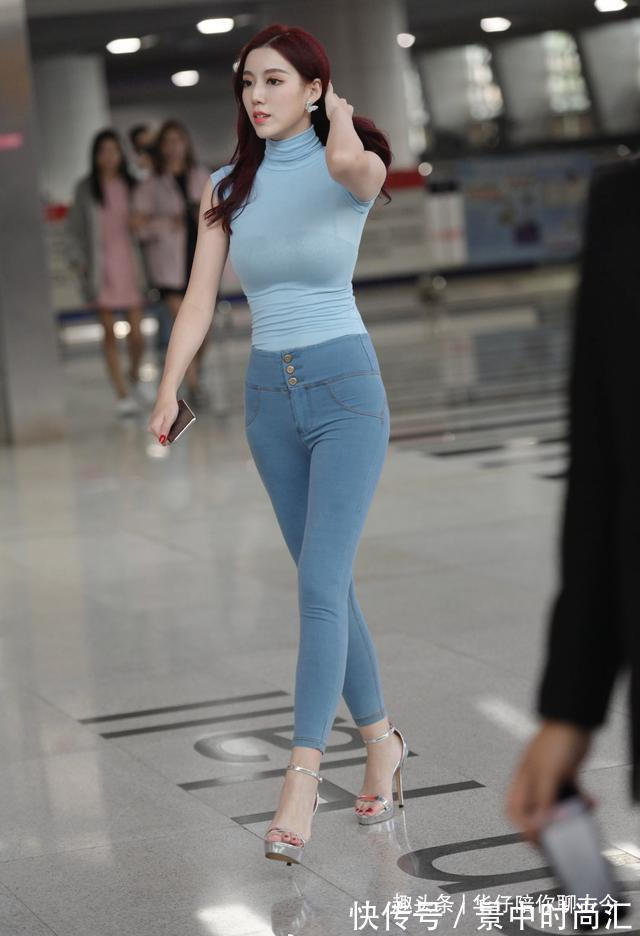 打底衫 蓝色无袖小衫搭配紧身牛仔裤,把身材的美穿出了新高度,清新迷人