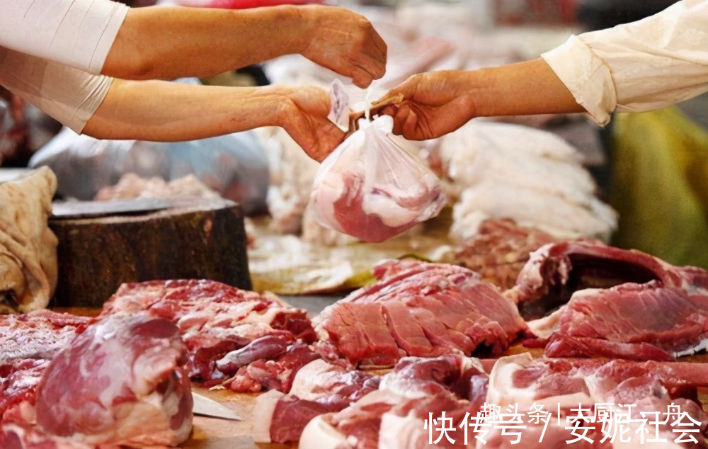 保存猪肉时，最忌直接放冰箱，肉贩子教我一招，放半年照样新鲜