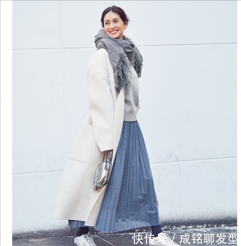 女性 女人过了四十岁,大衣别总穿黑色,今年白色很流行,显身材有品位