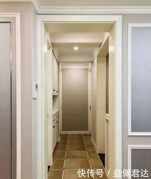 马赛克|老公坚持在过道打柜子,完工后我懵了,电视墙十分抢眼,谁见过!