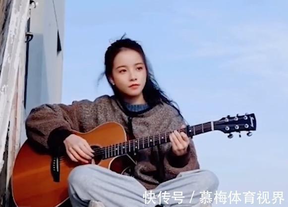 up主|华智冰弹吉他画面是假的?真人已经被找到,大家对虚拟人理解错了