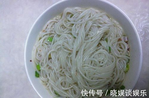 煮面条时不要开水下锅，大厨教你2招，面条光滑不粘锅不坨