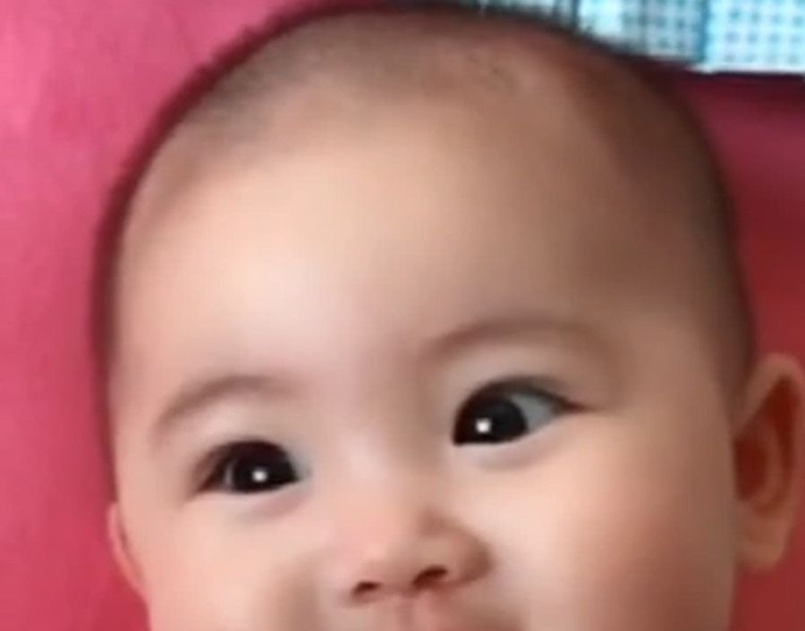 小宝宝|宝宝睡醒后不闹,看着妈妈笑个不停,妈妈的心都要被萌化了