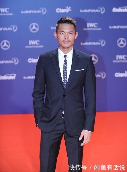 老婆|林丹带老婆现身,穿格纹西装帅气如男模,谢杏芳穿一身红裙好登对