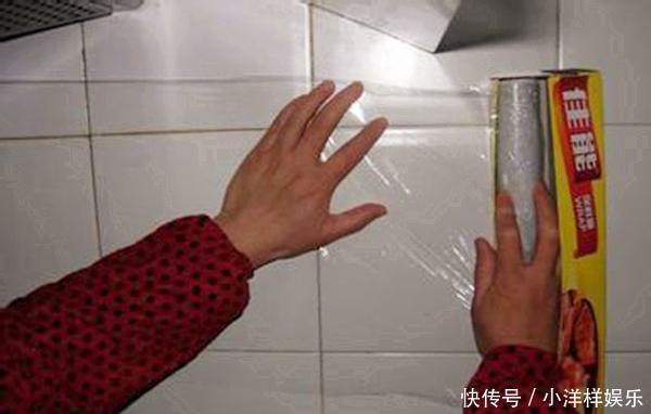 厨房墙面又脏又油,教你个懒办法,不用擦不用刮,1分钟清理干净
