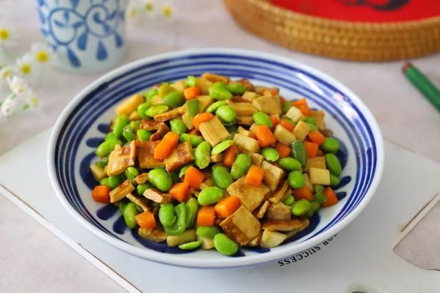 杏鲍菇|夏天易出汗，多吃这道菜，4种食材一起炒，解暑开胃，没肉也下饭