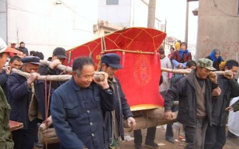  太重|棺材，出殡的时候为什么那么多人抬，并不是因为太重，原因很简单