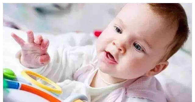 动作|宝宝六个月了,就可以开始早教啦