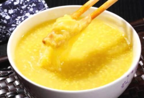 米油|煮小米粥，千万别直接用水煮！大厨教你3窍门，香浓黏稠，米油厚
