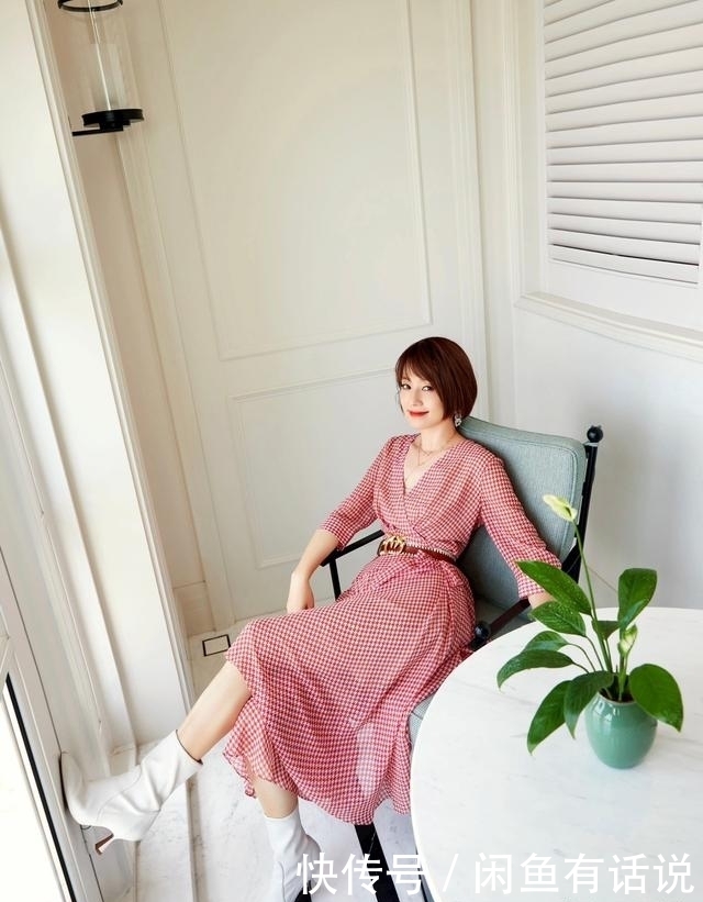 纱裙|马伊琍躲过中年发福却瘦过头,穿印花纱裙撑不起来,气质打了折扣