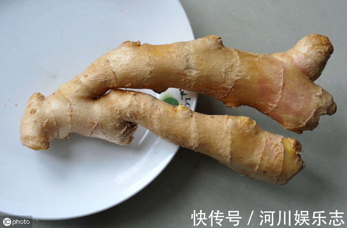 一段时间|睡前用“生姜”涂脚心,一段时间后,不知不觉会收获这6个好处