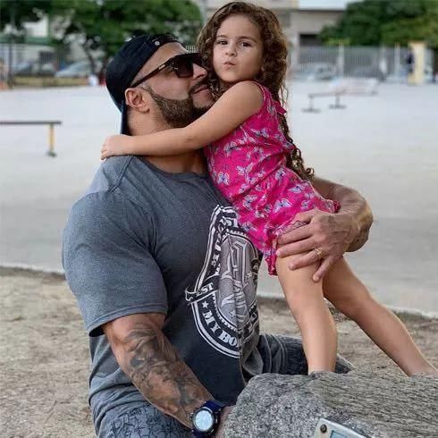 女儿|体重230斤，臂围55厘米的肌肉巨人，在女儿面前依然童心未泯