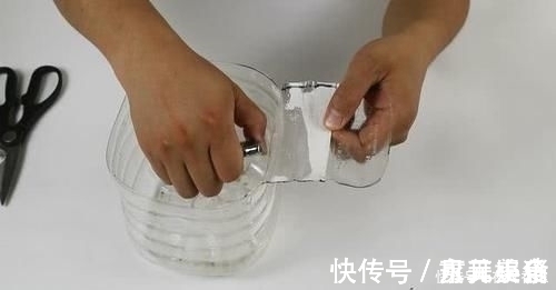 厨房油桶别扔，简单剪几刀，压砧板边，谁见了都夸
