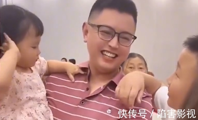 四川|四川一萌娃吃饭认错爸爸抱着不放,还上演贴脸“歪头杀”,太可爱