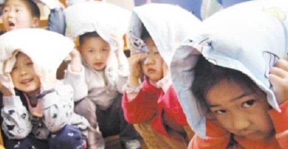 放学|“不想尿尿”,3岁女儿放学后一直抓着裤子,脱下裤子后妈妈泪目