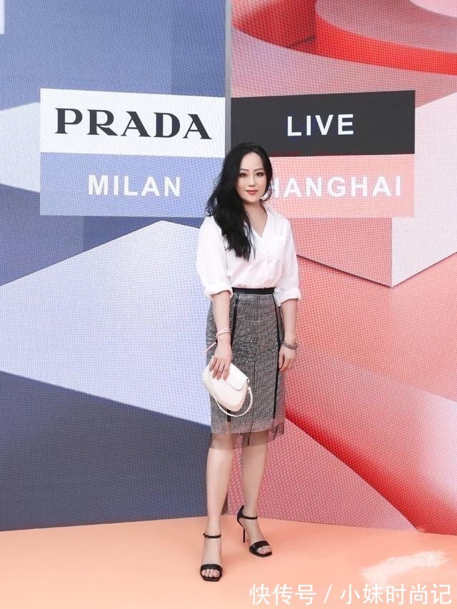 衬衫|58岁章小蕙风采依旧!衬衫配半身裙尽显迷人身姿,看不出年龄感