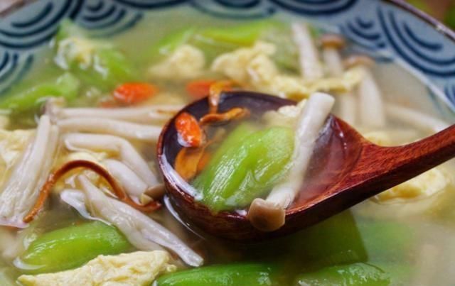 丝瓜和“它”是绝配,汤鲜味美又清爽,夏天喝比骨头汤还过瘾