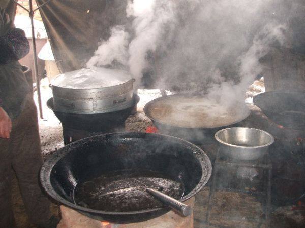 带城里婆婆到农村吃结婚酒席，看到后厨后，她说了三个字评价