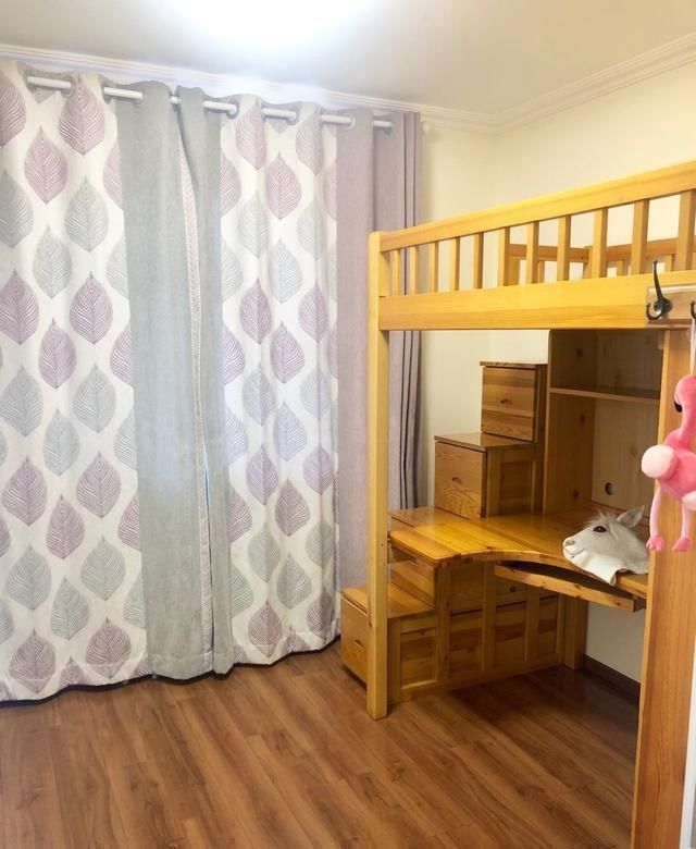 实用|她家90平新房，装修一共花费15万，电视墙很实用，进屋就被迷住