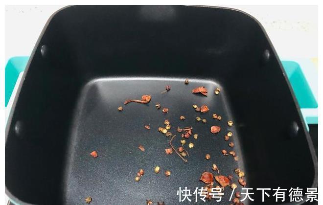 调味料|奶奶用了多年的腌蒜苔配方,腌好就能吃,每次腌一盆,半年都不坏