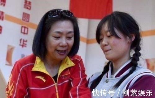 亲爱的|她比郎平还猛!她是女排中唯一的5冠王,女儿还是清华的博士