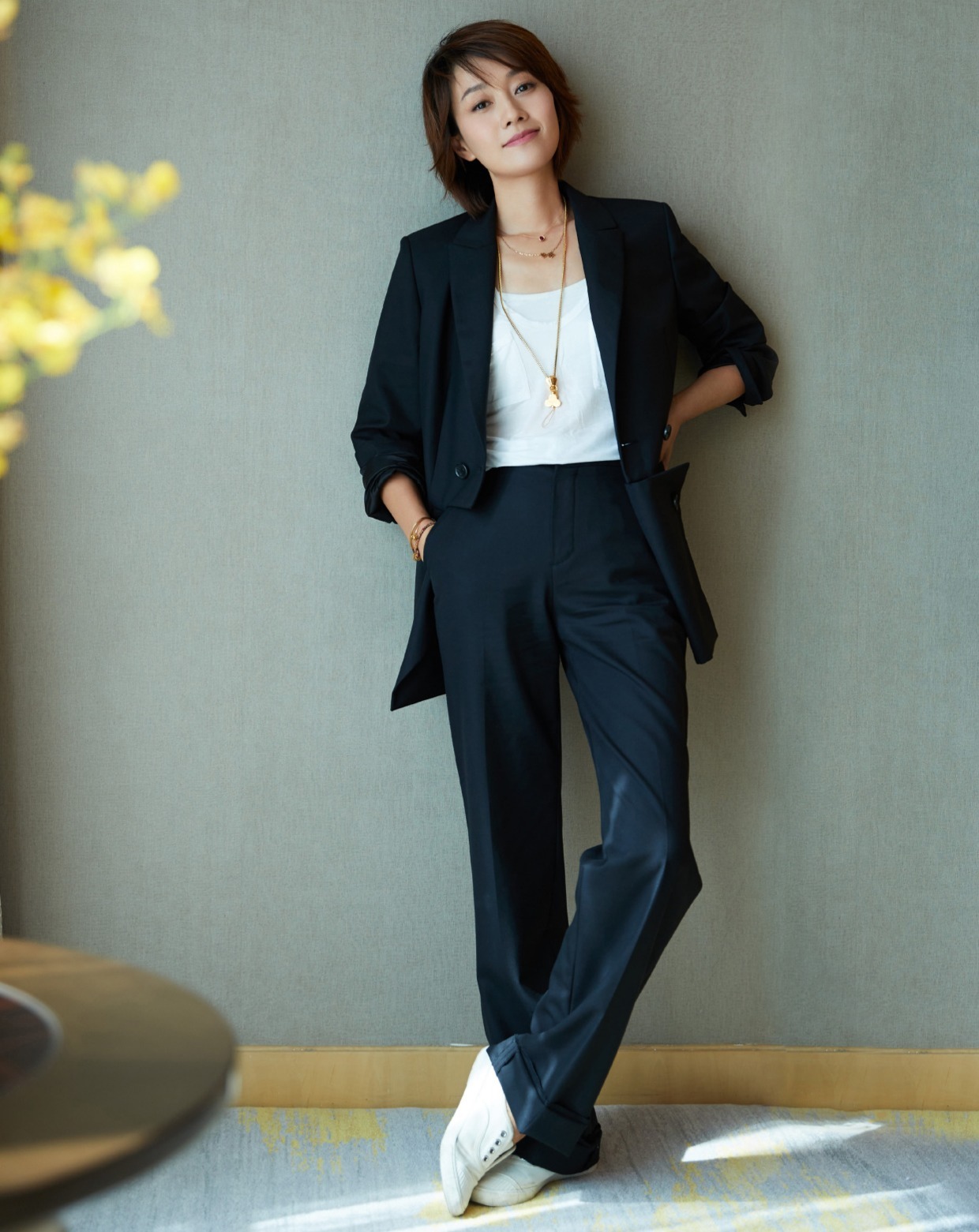 马伊琍|马伊琍才是辣妈圈顶流,穿黑色皮衣搭配紧身裤,高级时髦又个性