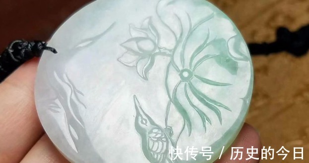 翡翠戒指 到底应该怎么样，挑选到合适自己的翡翠戒指一起来了解吧！