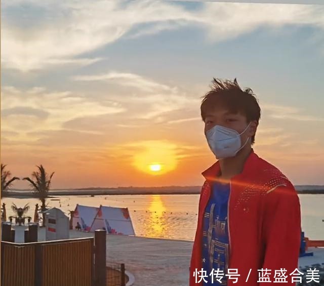 阿布扎比|全红婵启程回国!海边秀剪刀手+换社媒背景,联手陈若琳倒计时!