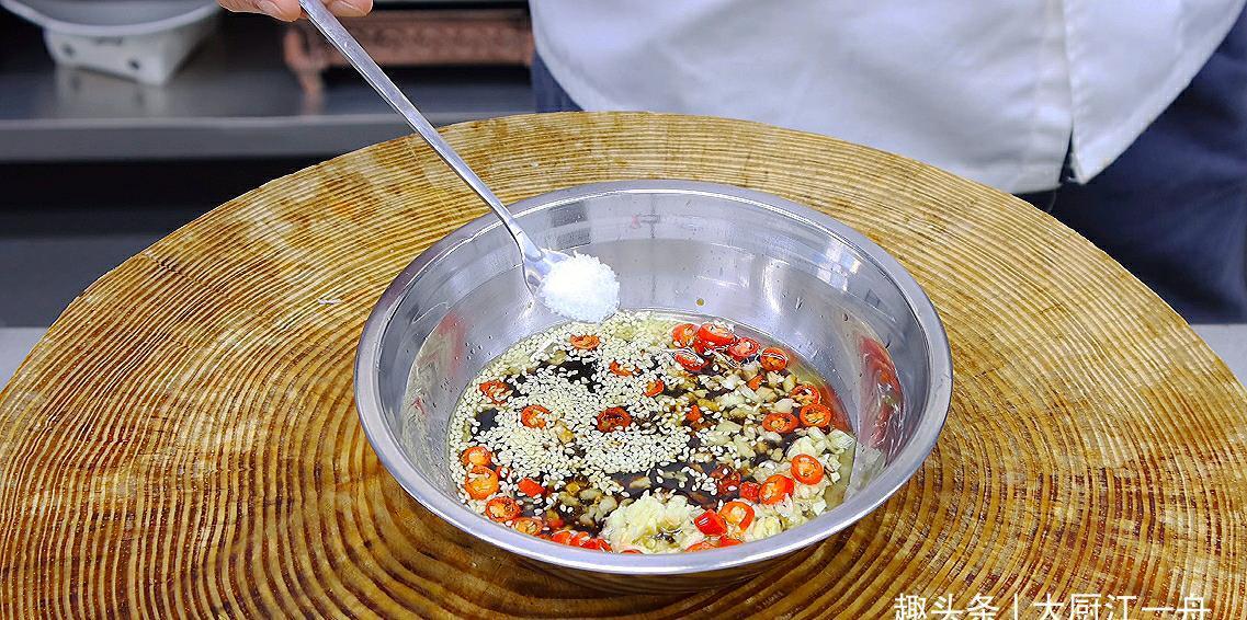 小米辣|茄子不要直接下锅炒啦，教你新吃法，鲜香入味不油腻，好吃又解馋