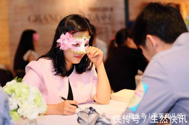 朋友圈|没满月的宝宝就会翻身家长发朋友圈炫耀,朋友劝赶快送医院