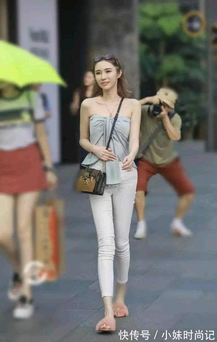 天际 街拍路人,几款简单时尚的穿搭,告别繁琐照样美出天际