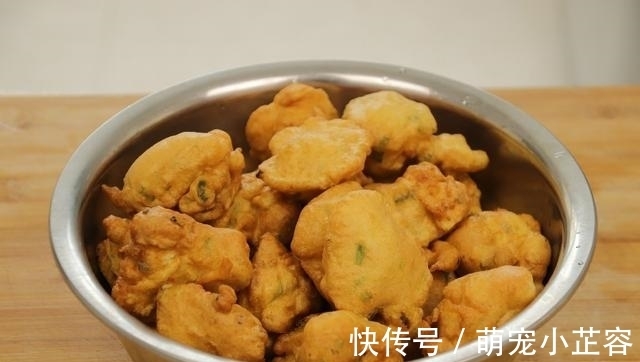 小董|面粉别只炸油条了,教你懒人做法,比油条简单,出锅连吃10个