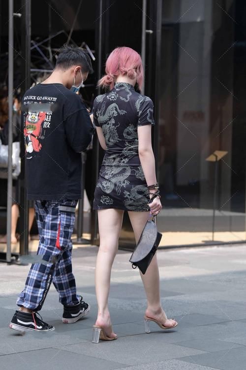 小姐姐如此清凉，想过去给她披肩外套，这样的类型带回家会挨揍么