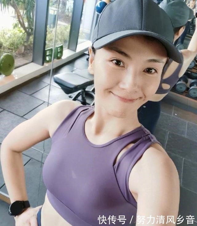 素颜|殷桃深夜晒素颜健身,穿半身衣秀马甲线漫画腿,身材完全不输刘涛